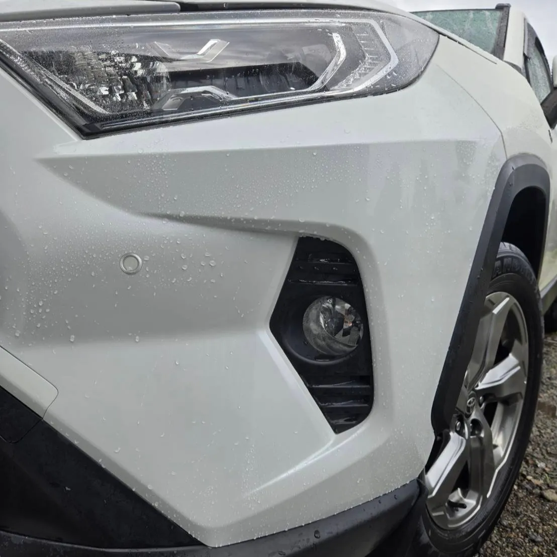 トヨタRAV4のフロントバンパーの板金塗装が完了しました！小...