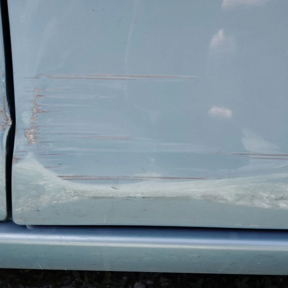 車をぶつけてしまった。